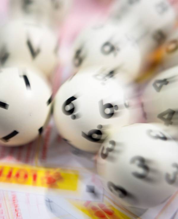 Lotto-Kugeln liegen auf einem Lottoschein. Der Euro-Jackpot von 113 Millionen Euro wurde am 25. Juli 2025 geknackt.