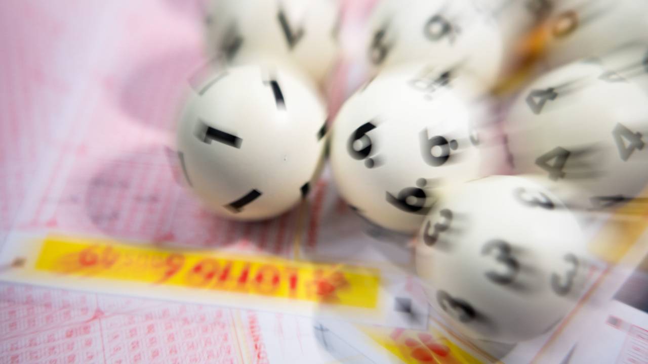 Lotto-Kugeln liegen auf einem Lottoschein. Der Euro-Jackpot von 113 Millionen Euro wurde am 25. Juli 2025 geknackt.