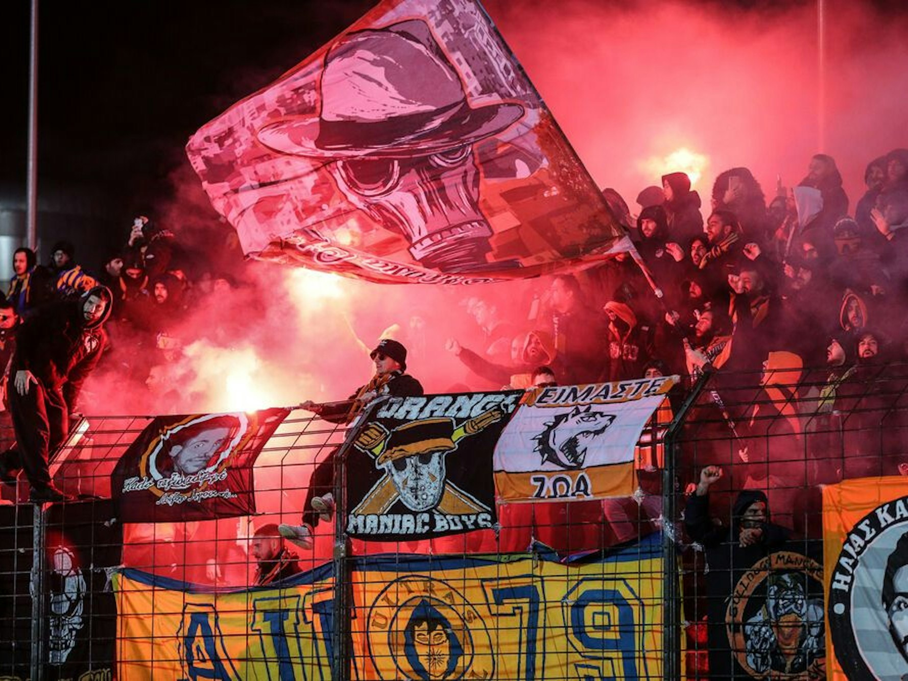 Fans von Nikosia zünden Pyrotechnik.