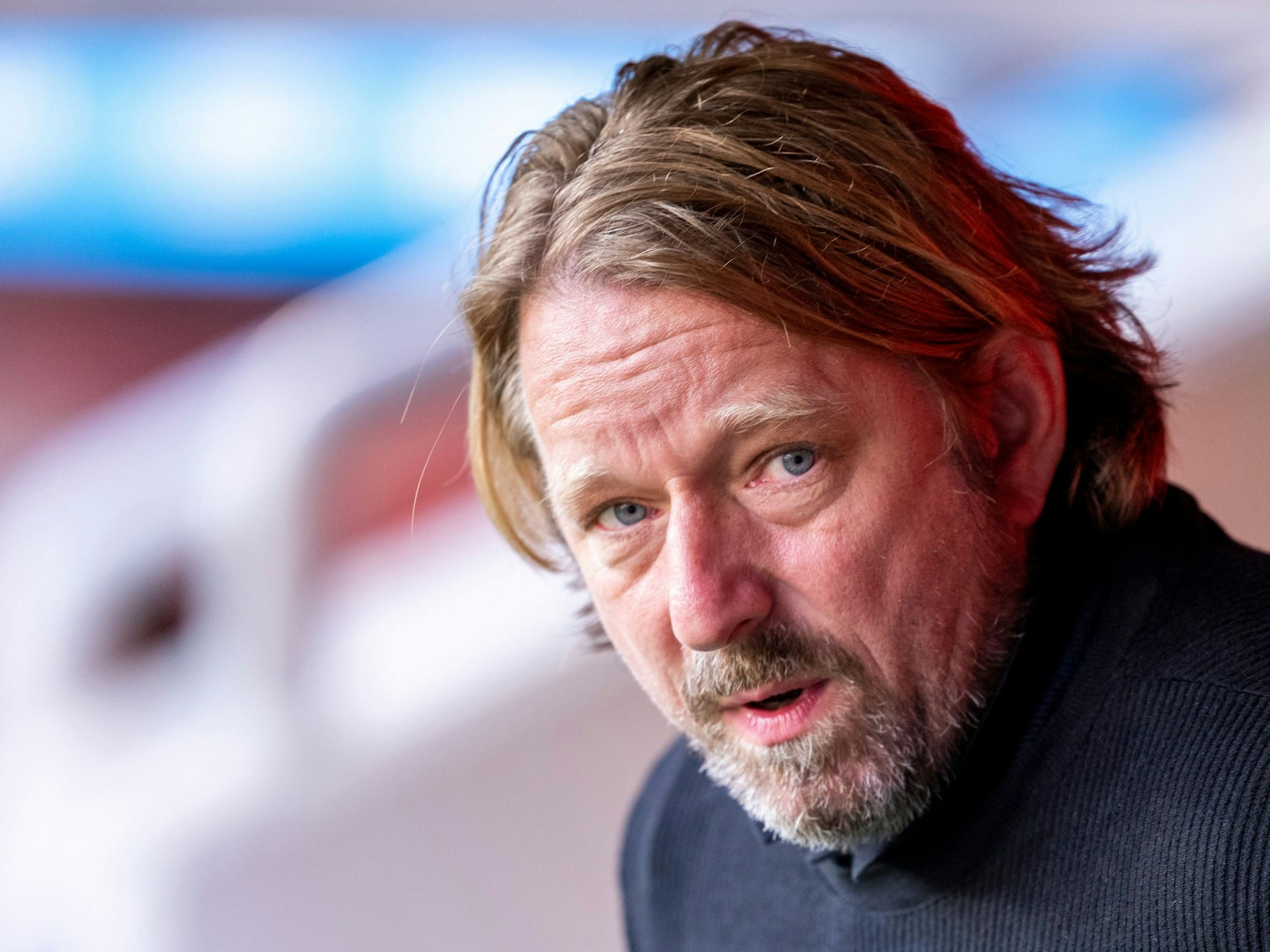 Sven Mislintat verfolgt ein Spiel des VfB Stuttgart in Leverkusen.