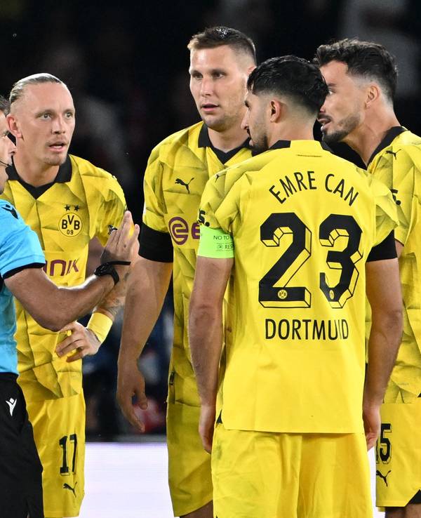 Dortmunds Spieler diskutieren mit Schiedsrichter Jesus Gil Manzano.