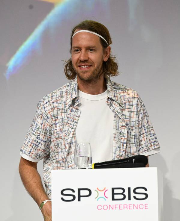 Vettel sowie der Unternehmer und Rennstallbesitzer Riedel stellten ihr Projekt auf dem Sportkongress SpoBis in Düsseldorf vor.