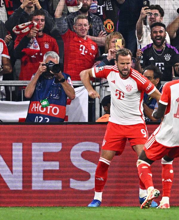 Allianz-Arena, Bayerns Harry Kane jubelt mit Alphonso Davies und Serge Gnabry.