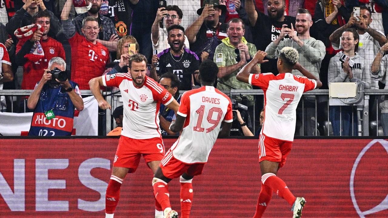 Allianz-Arena, Bayerns Harry Kane jubelt mit Alphonso Davies und Serge Gnabry.