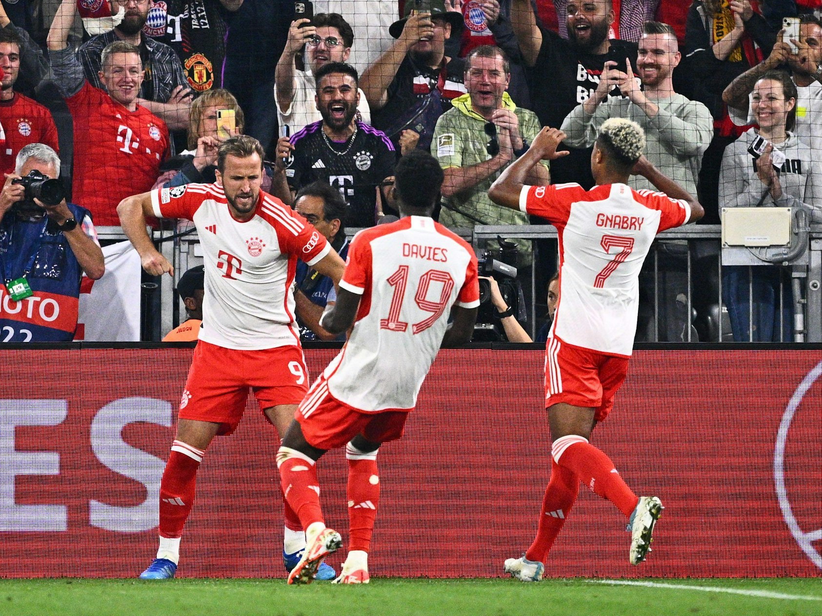 Allianz-Arena, Bayerns Harry Kane jubelt mit Alphonso Davies und Serge Gnabry.