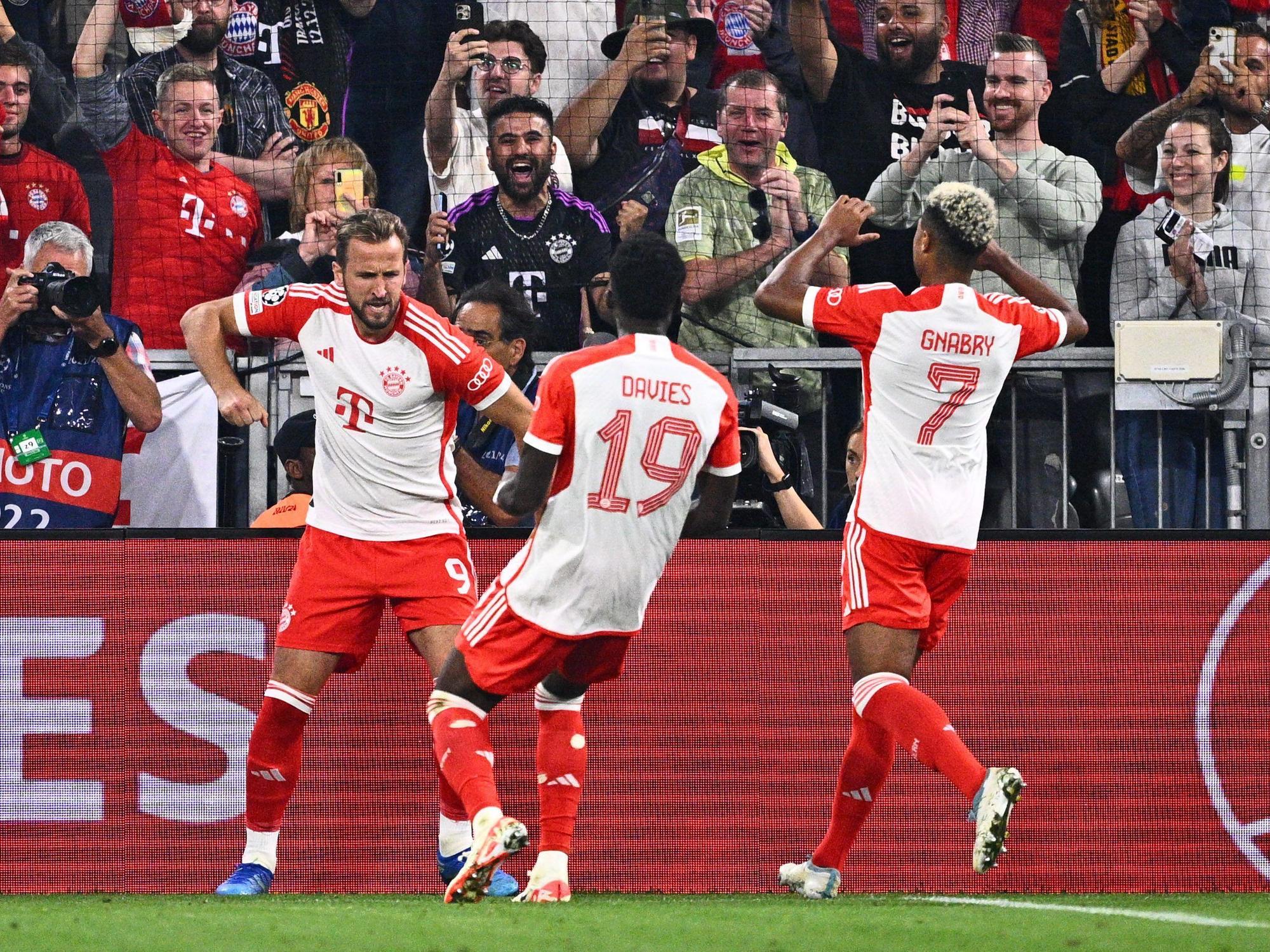 Allianz-Arena, Bayerns Harry Kane jubelt mit Alphonso Davies und Serge Gnabry.