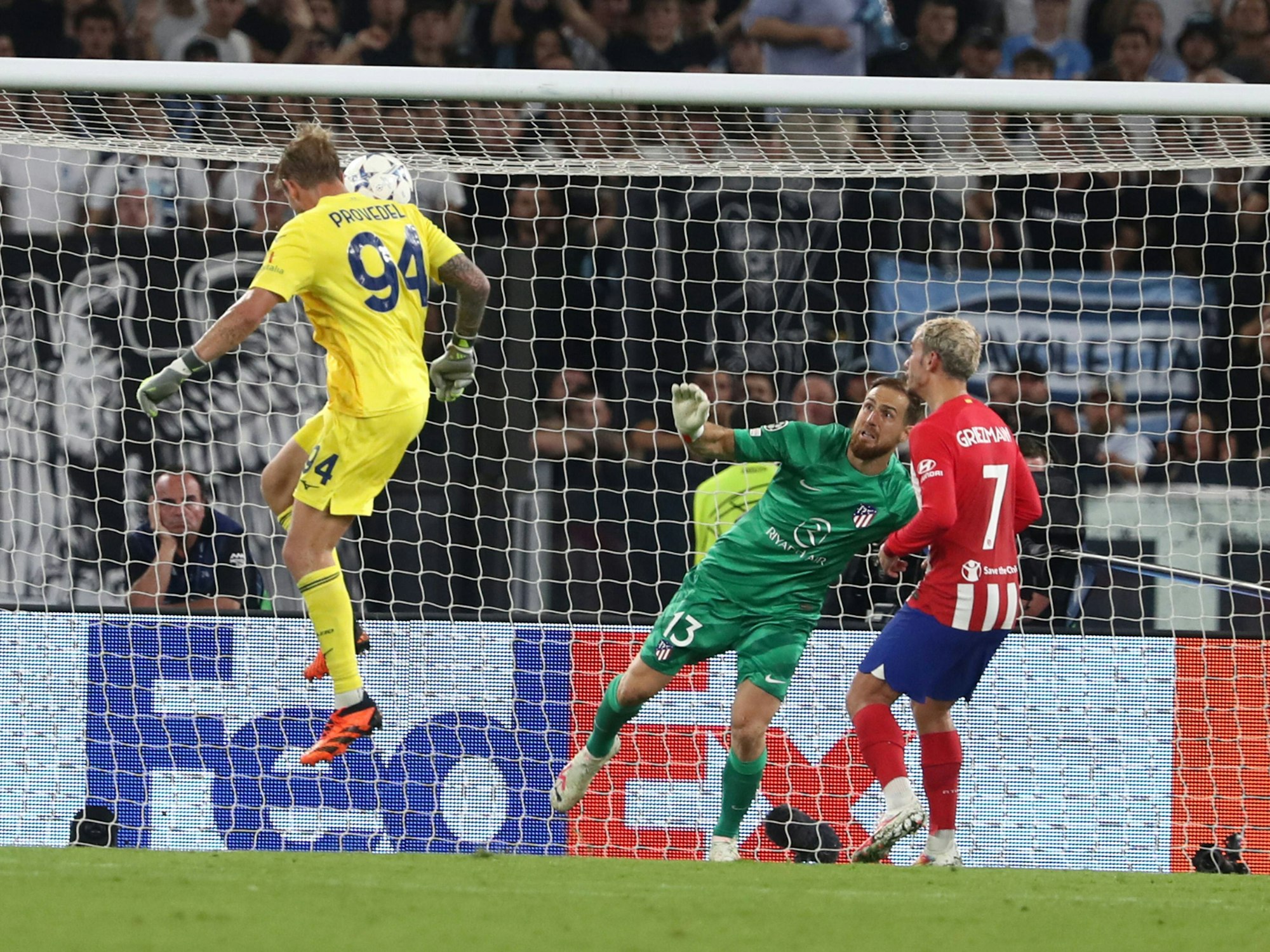 Ivan Provedel macht einen Kopfball.