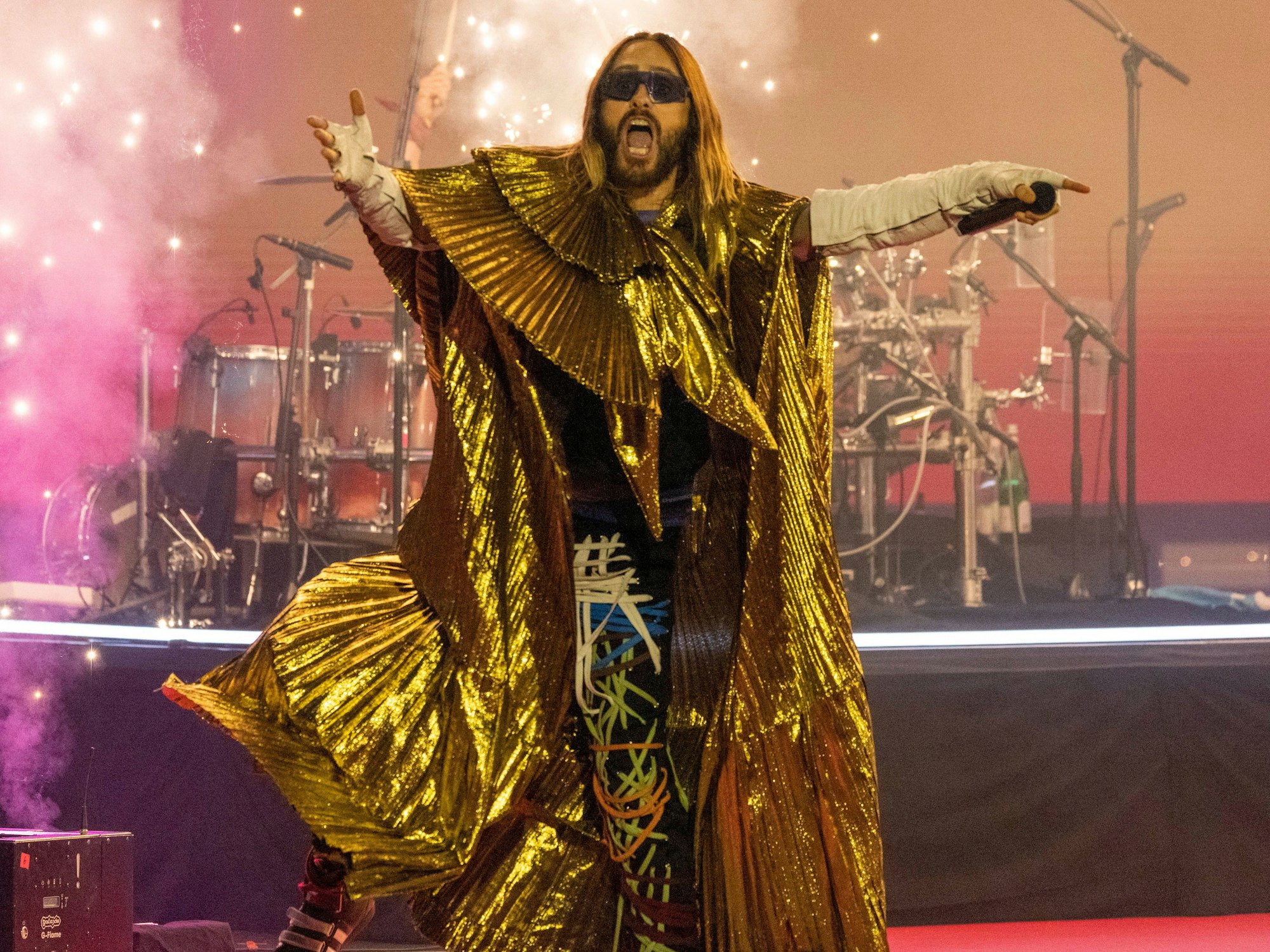 Jared Leto von Thirty Seconds to Mars steht beim Internetkongress Digital X der Telekom bei einem Livekonzert in Köln auf der Bühne.