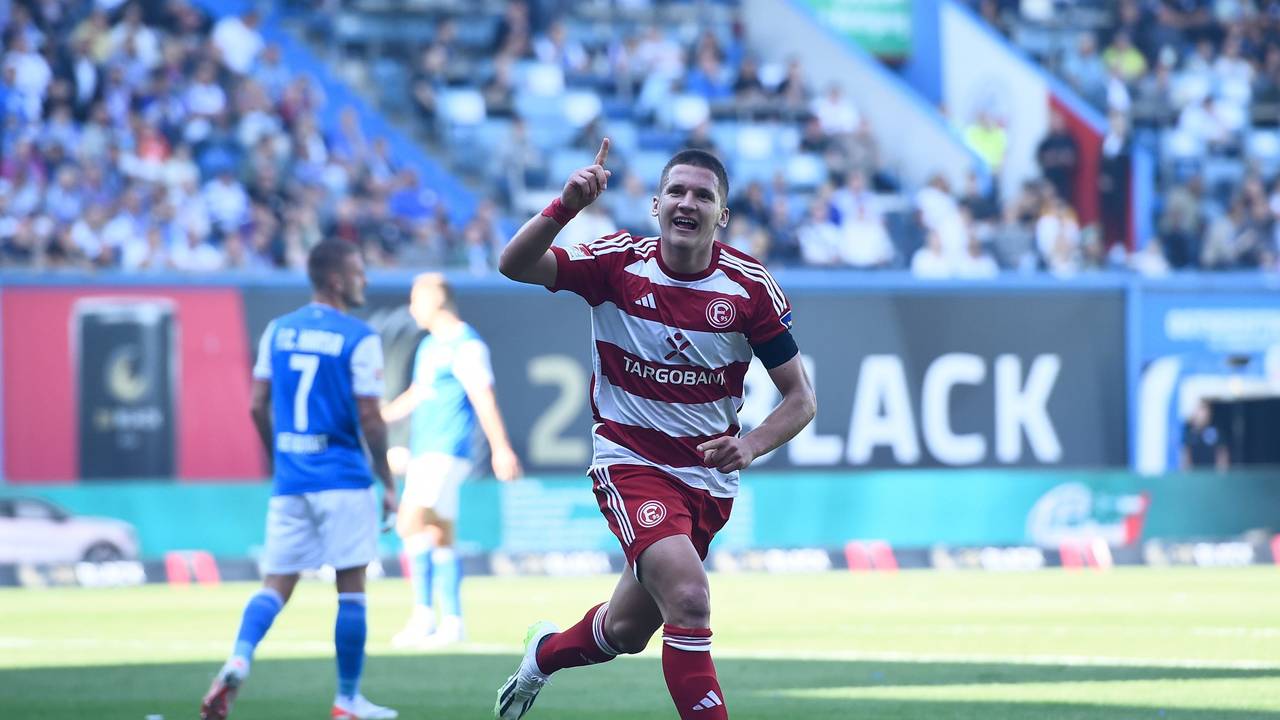 Düsseldorfs Christos Tzolis bejubelt sein Tor zum 0:1 in Richtung der eigenen Fans.