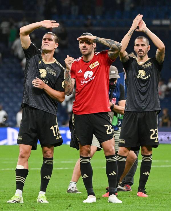 Kevin Behrens, Christopher Trimmel und Leonardo Bonucci blicken nach dem Spiel in Madrid Richtung Fankurve.
