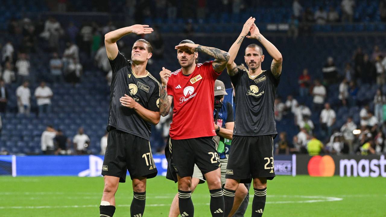 Kevin Behrens, Christopher Trimmel und Leonardo Bonucci blicken nach dem Spiel in Madrid Richtung Fankurve.