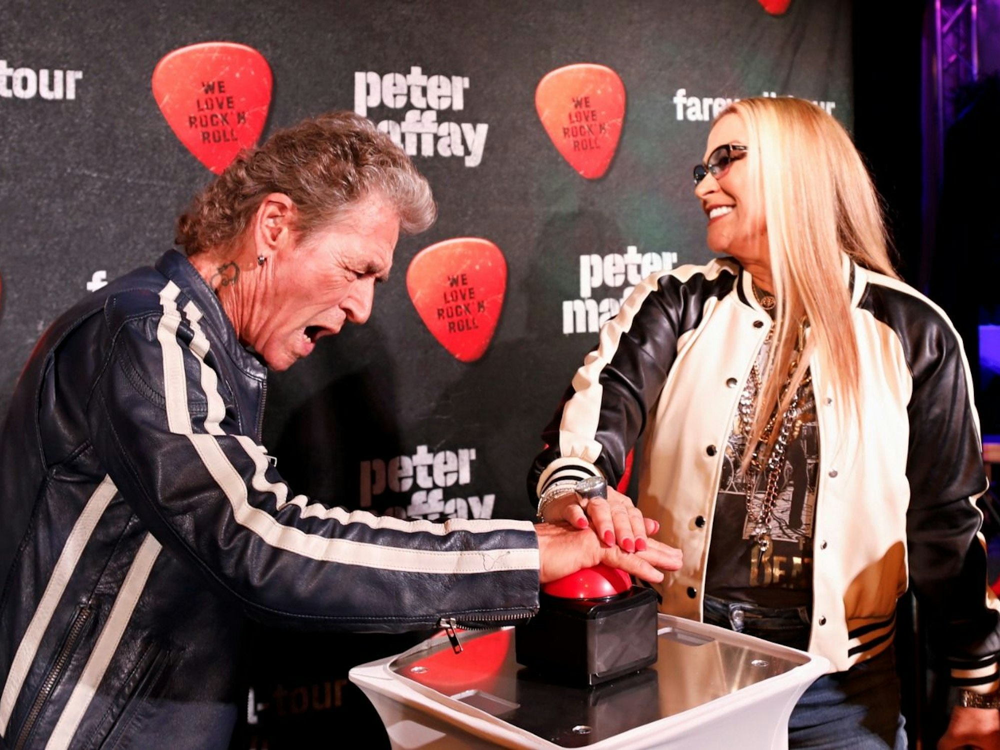 Peter Maffay und Anastacia schlagen auf einen Buzzer.