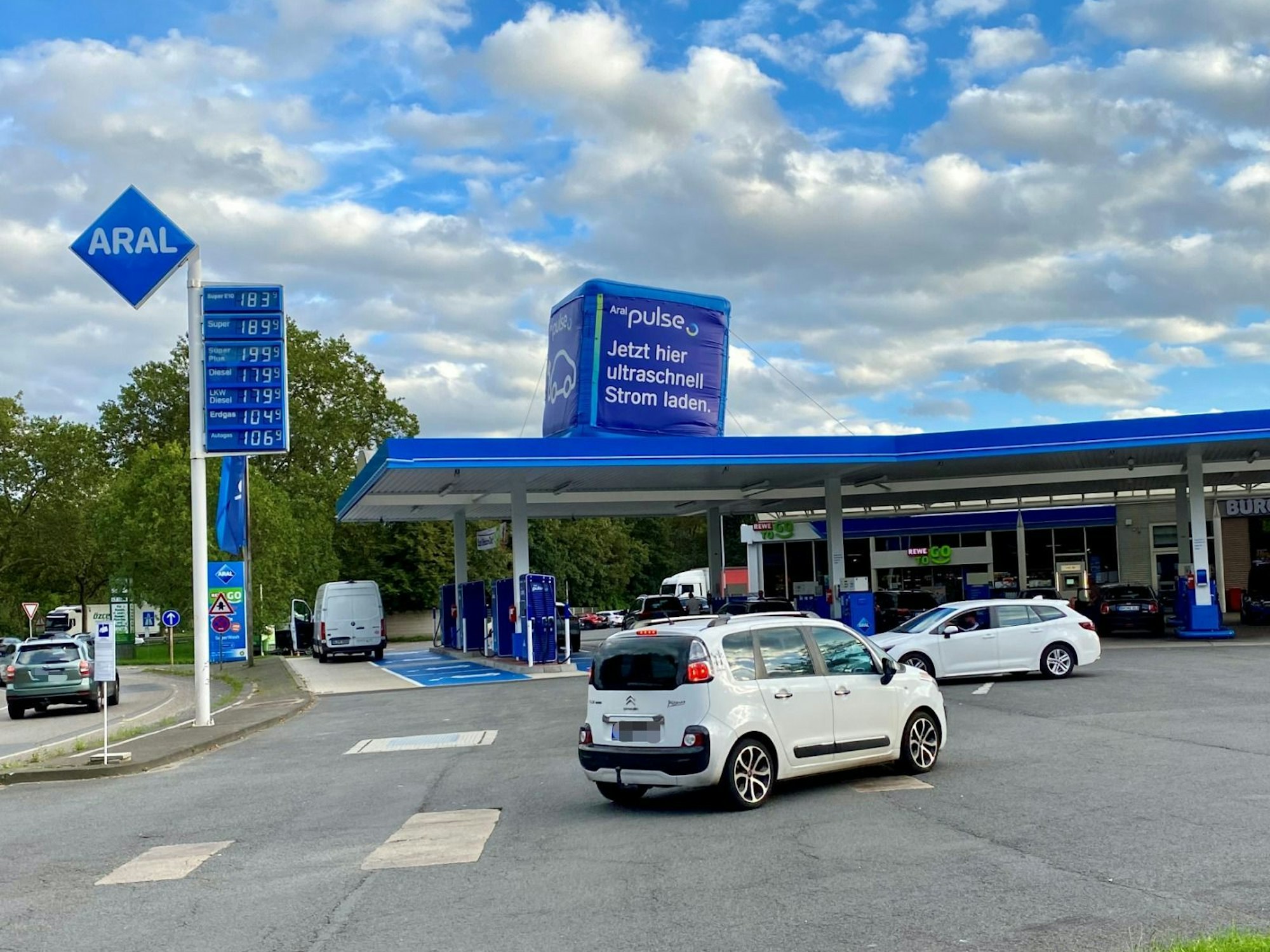 Ein Blick auf die Aral-Tankstelle am Bonner Verteiler.