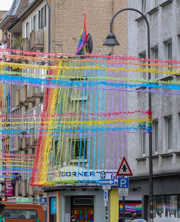 Die Schaafenstraße ist vor Beginn des Cologne Pride bereits mit zahlreichen Regenbogenfahnen geschmückt.
