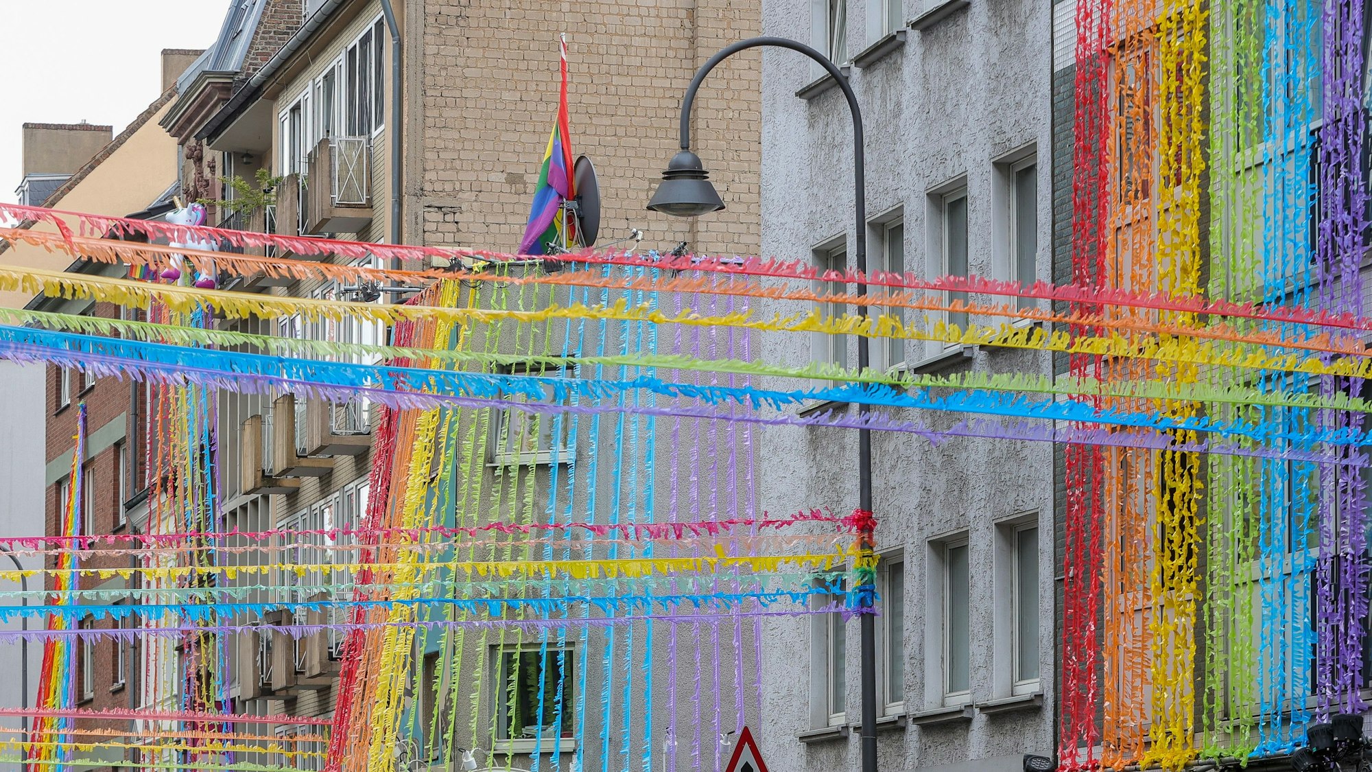 Die Schaafenstraße ist vor Beginn des Cologne Pride bereits mit zahlreichen Regenbogenfahnen geschmückt.