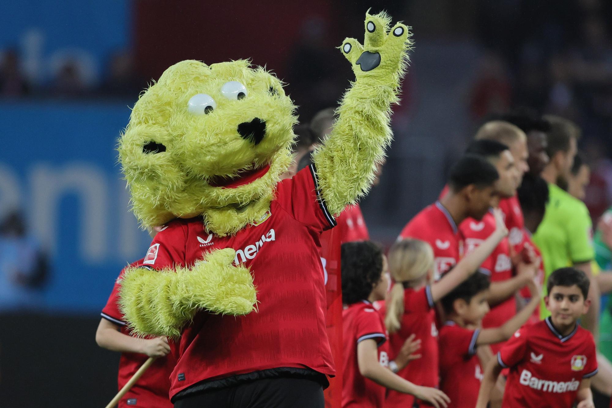 Bayer-Maskottchen Brian begrüßt die Zuschauer.