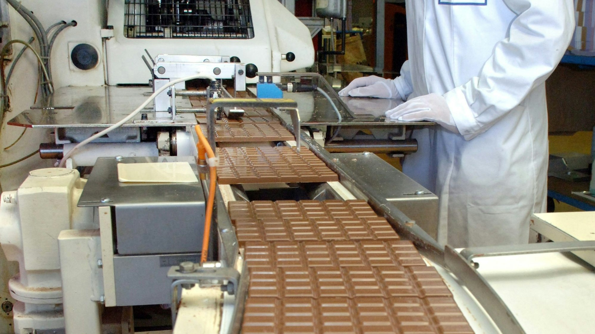 Eine Mitarbeiterin der Suchard-Schokoladenfabrik