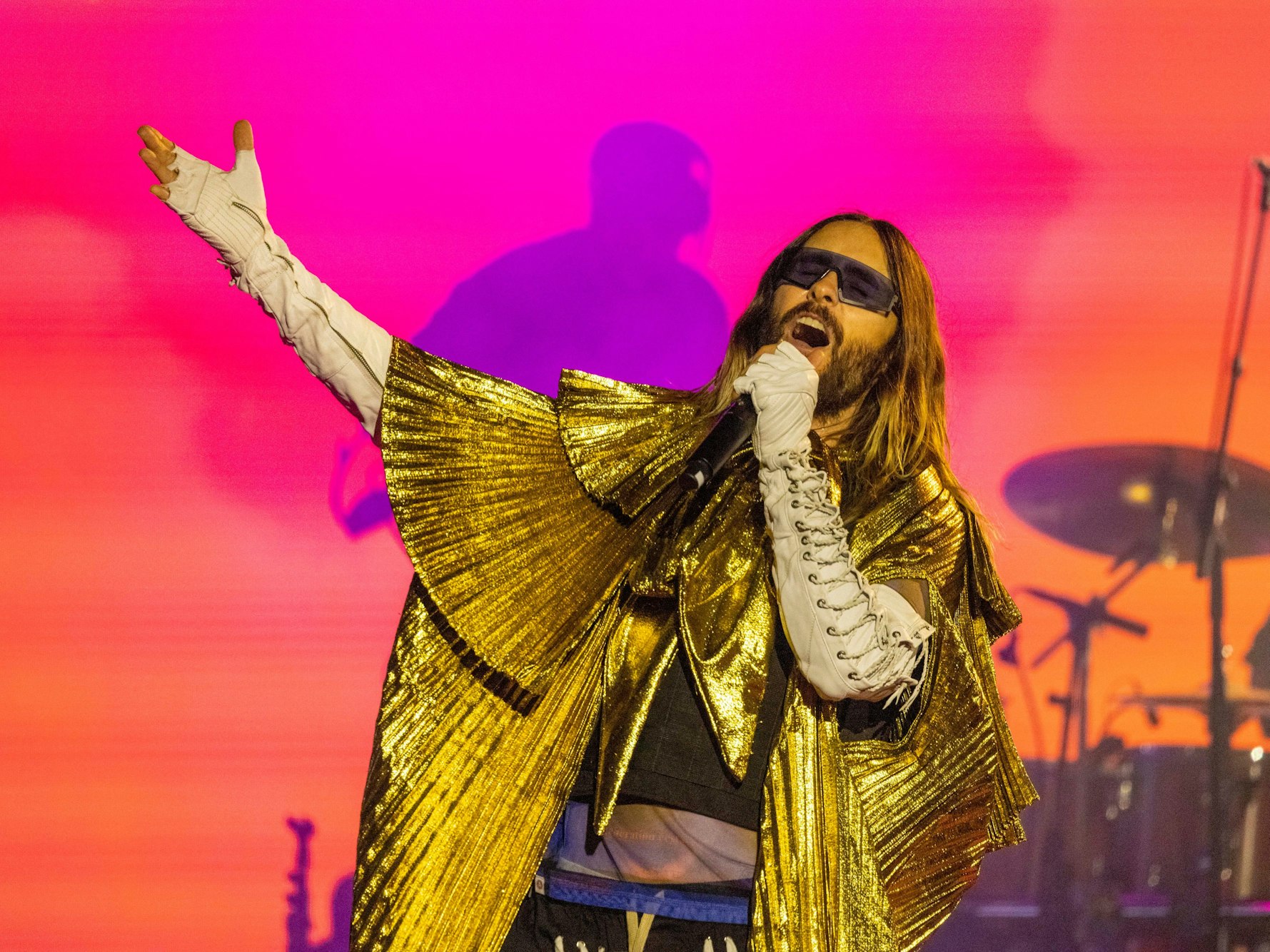 Jared Leto von Thirty Seconds to Mars steht beim Internetkongress Digital X der Telekom bei einem Livekonzert in Köln auf der Bühne.
