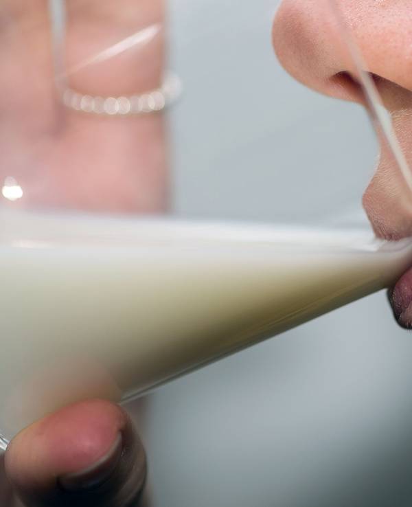 Eine Frau trinkt am 18.02.2016 in Hamburg ein Glas Milch.