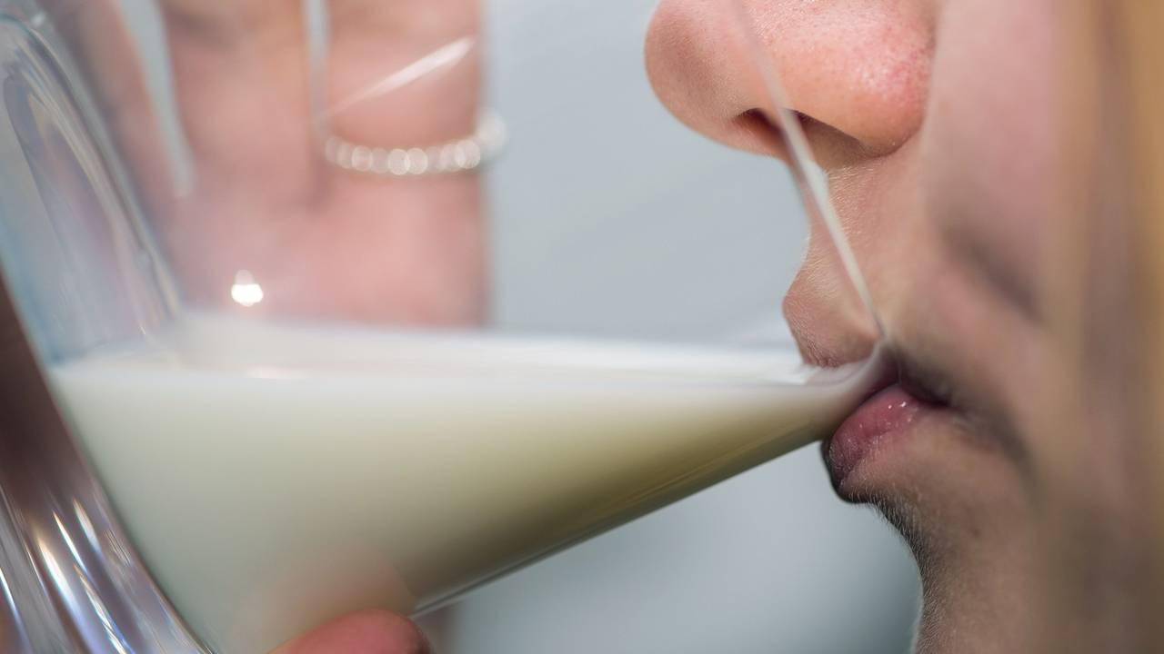 Eine Frau trinkt am 18.02.2016 in Hamburg ein Glas Milch.