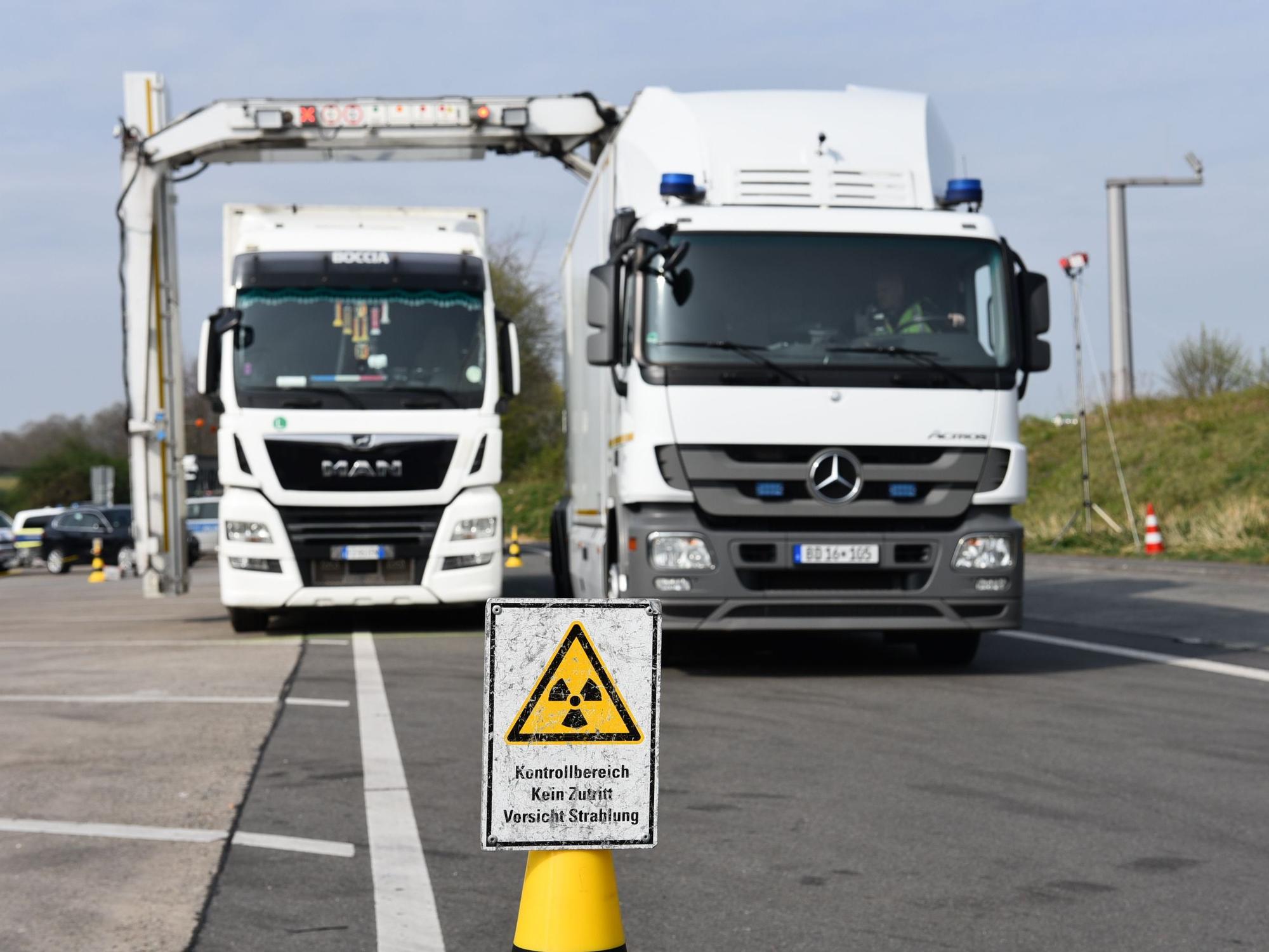 Die Vollmobile Röntgenanlage des Zolls im Einsatz.