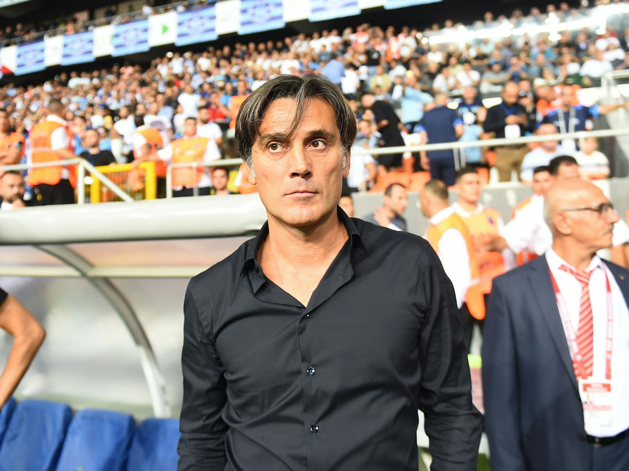 Vincenzo Montella betritt ein Stadion.