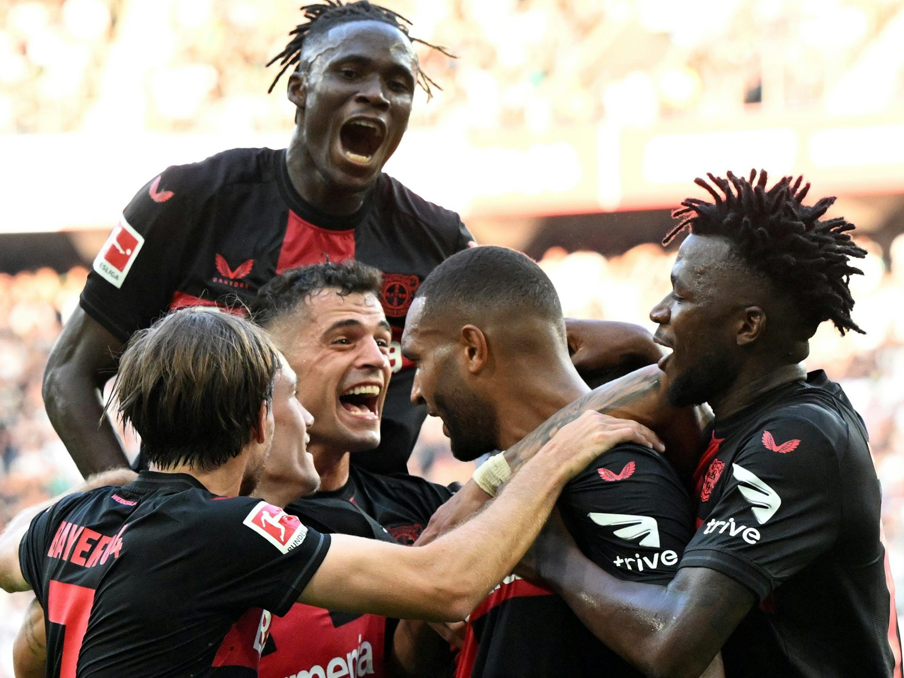 Jonathan Tah (2.v.l.) bejubelt mit seinen Teamkollegen sein Tor zum 2:0 bei Borussia Mönchengladbach.