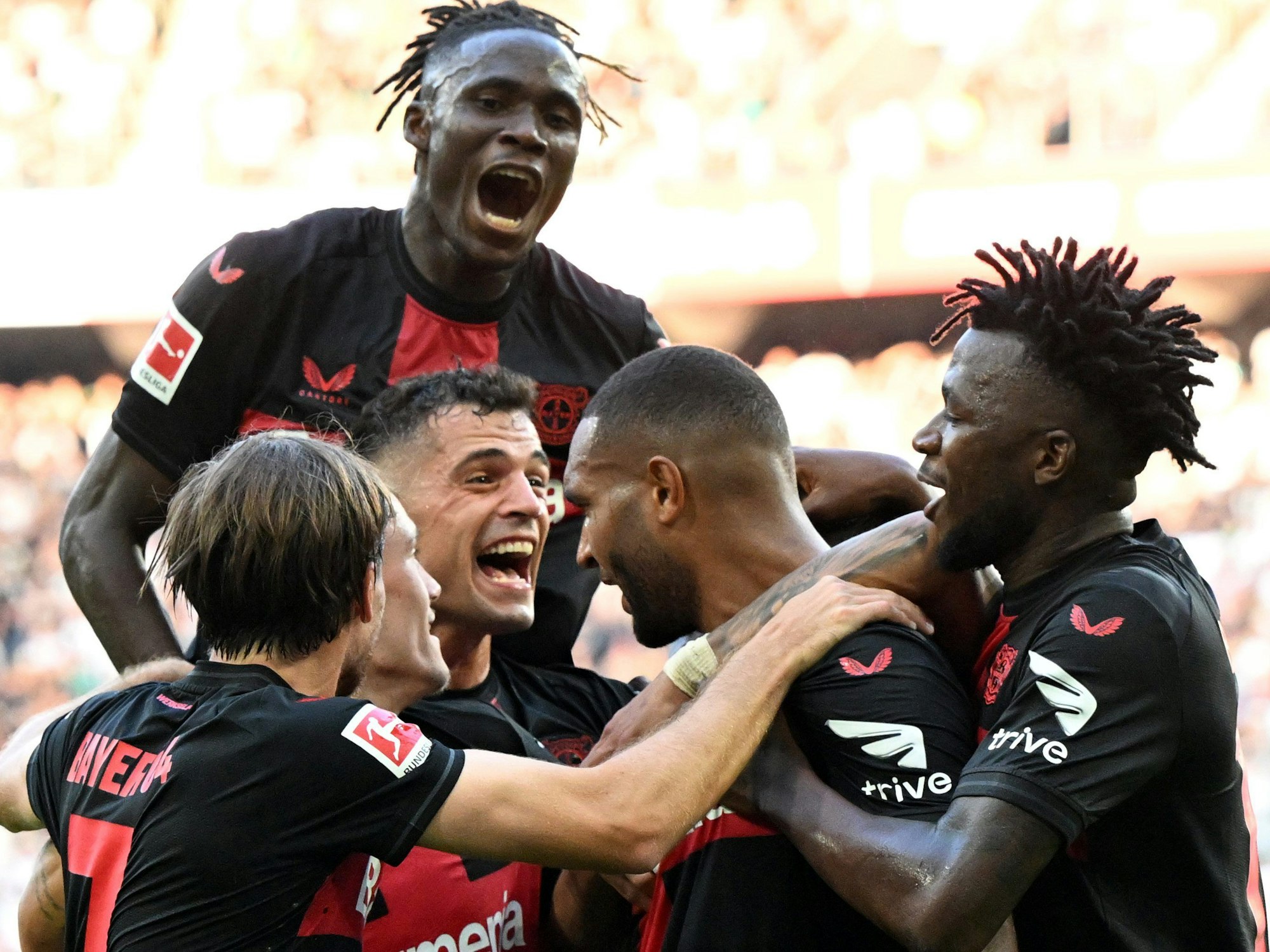 Jonathan Tah (2.v.l.) bejubelt mit seinen Teamkollegen sein Tor zum 2:0 bei Borussia Mönchengladbach.