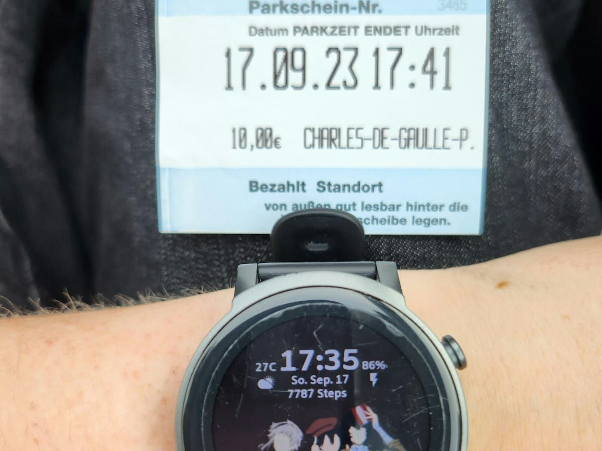 Ein Blick auf die Uhr und das Parkticket von Uwe König.