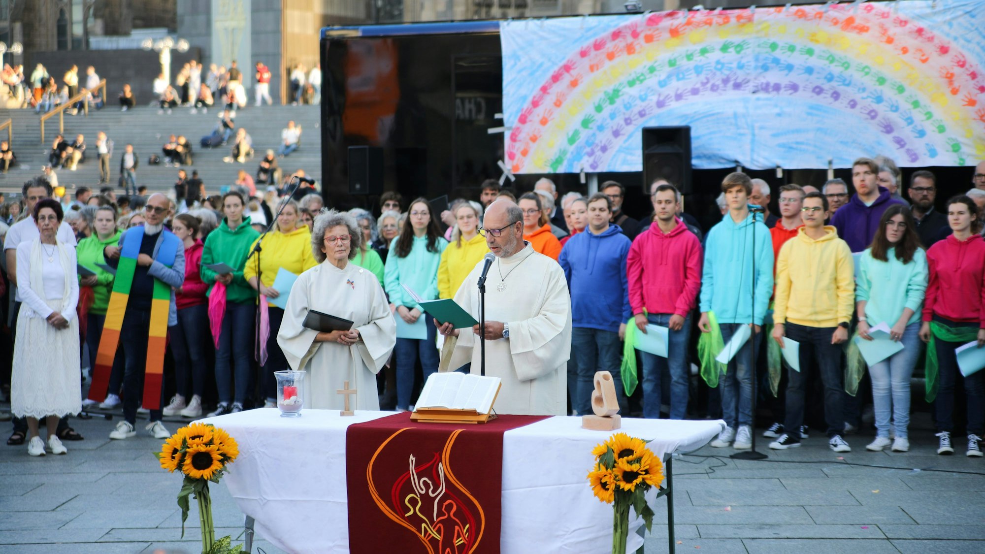 Pastoralreferent Manfred Becker-Irrnen während seiner Predigt beim Gottesdienst „Segen für alle“ am Kölner Dom.