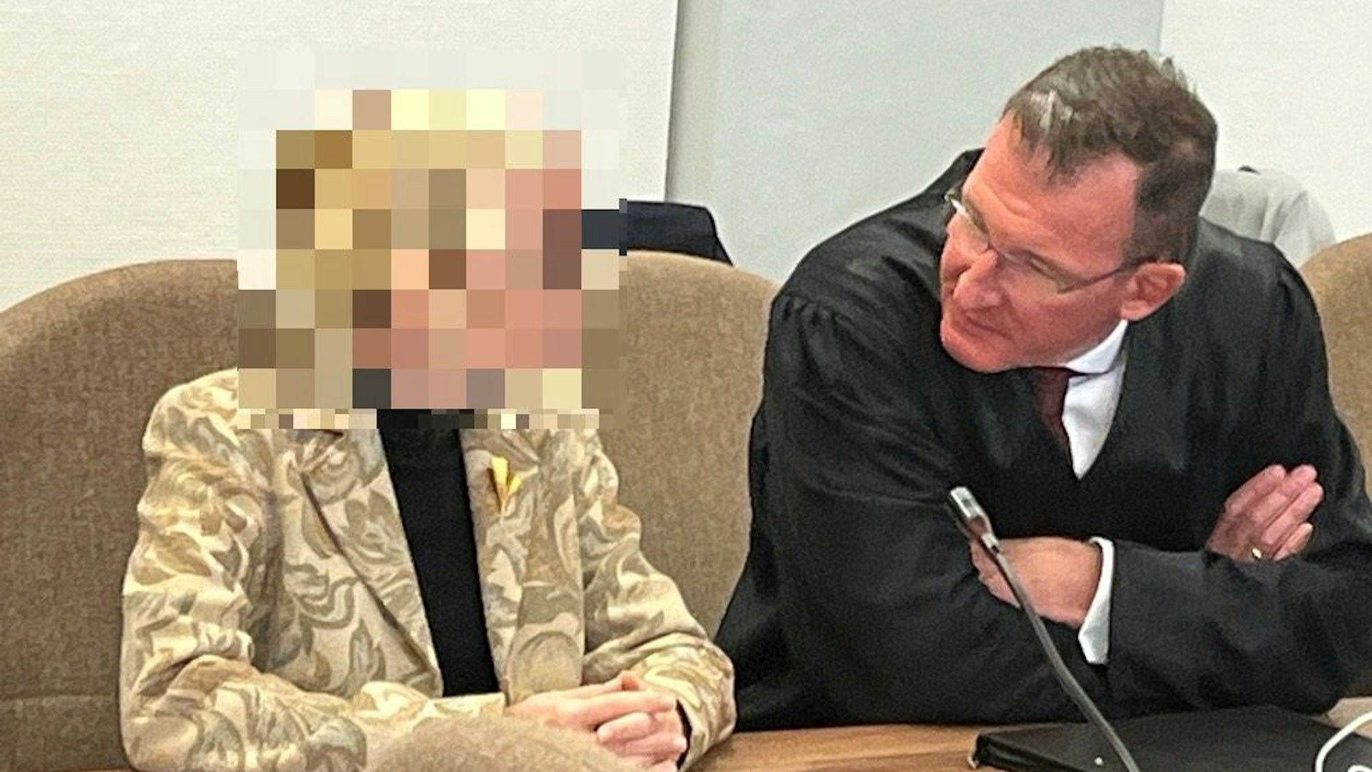 Die angeklagte Apothekerin im Glukose-Fall von Köln vor Gericht mit ihrem Verteidiger.