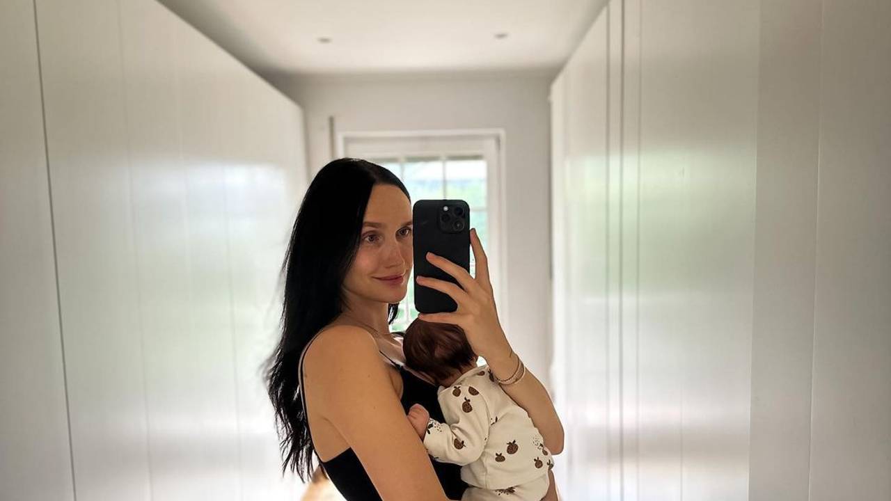 Anna Adamyan hält ihren Sohn auf dem Arm.