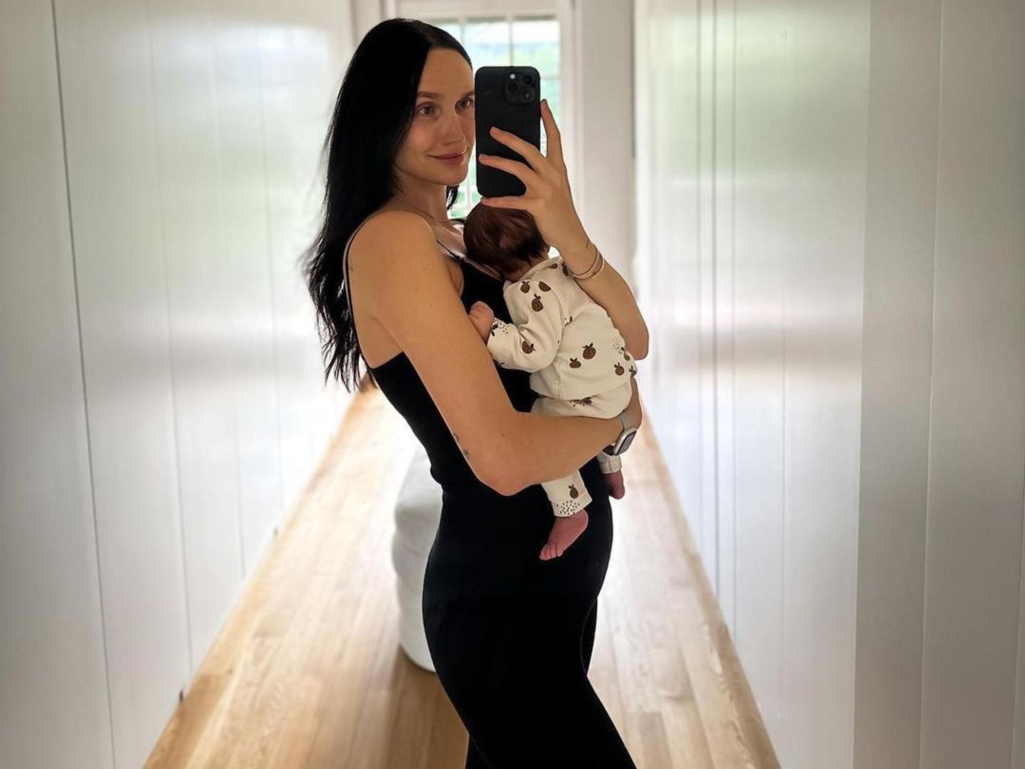 Anna Adamyan hält ihren Sohn auf dem Arm.