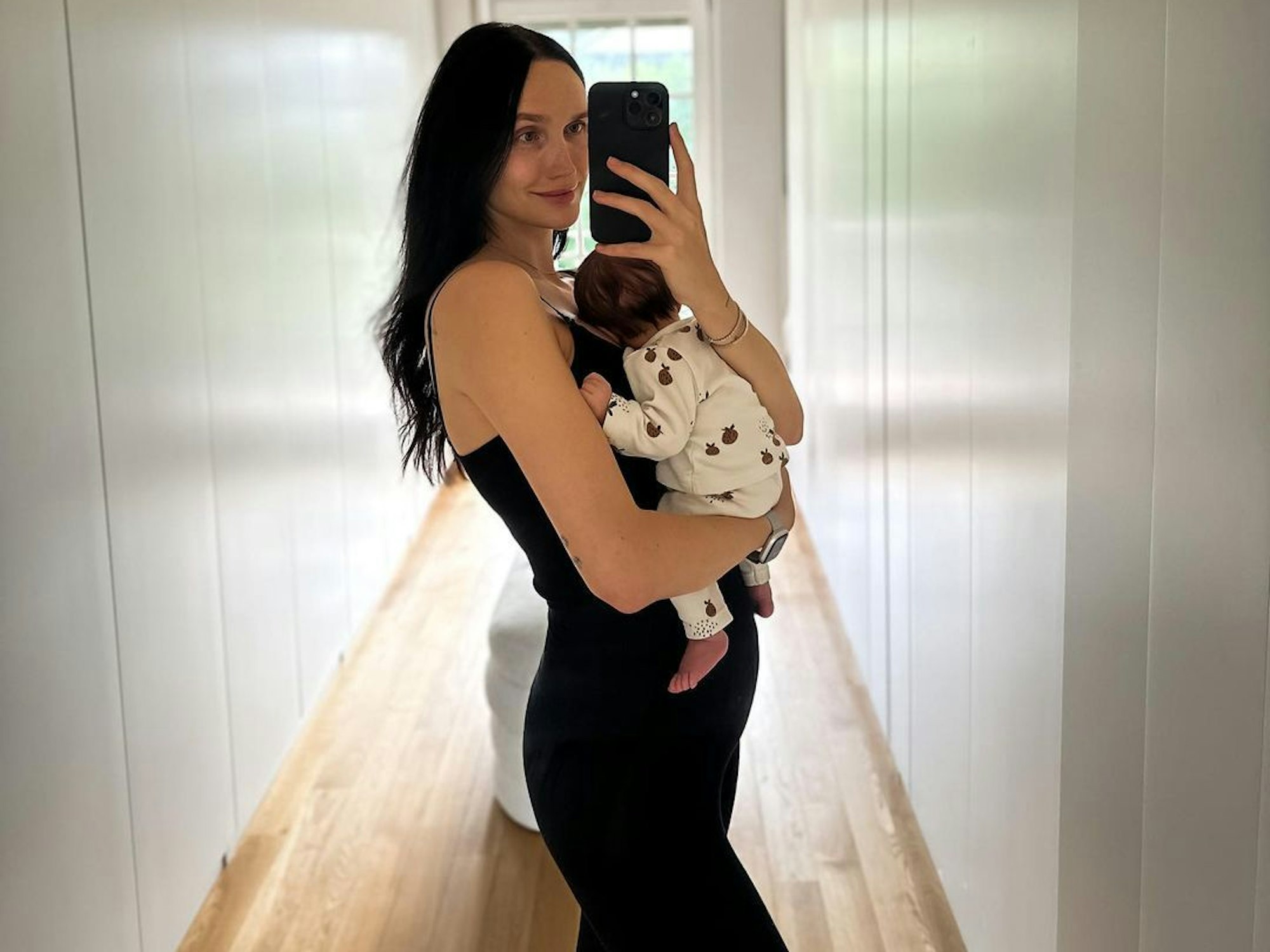 Anna Adamyan hält ihren Sohn auf dem Arm.