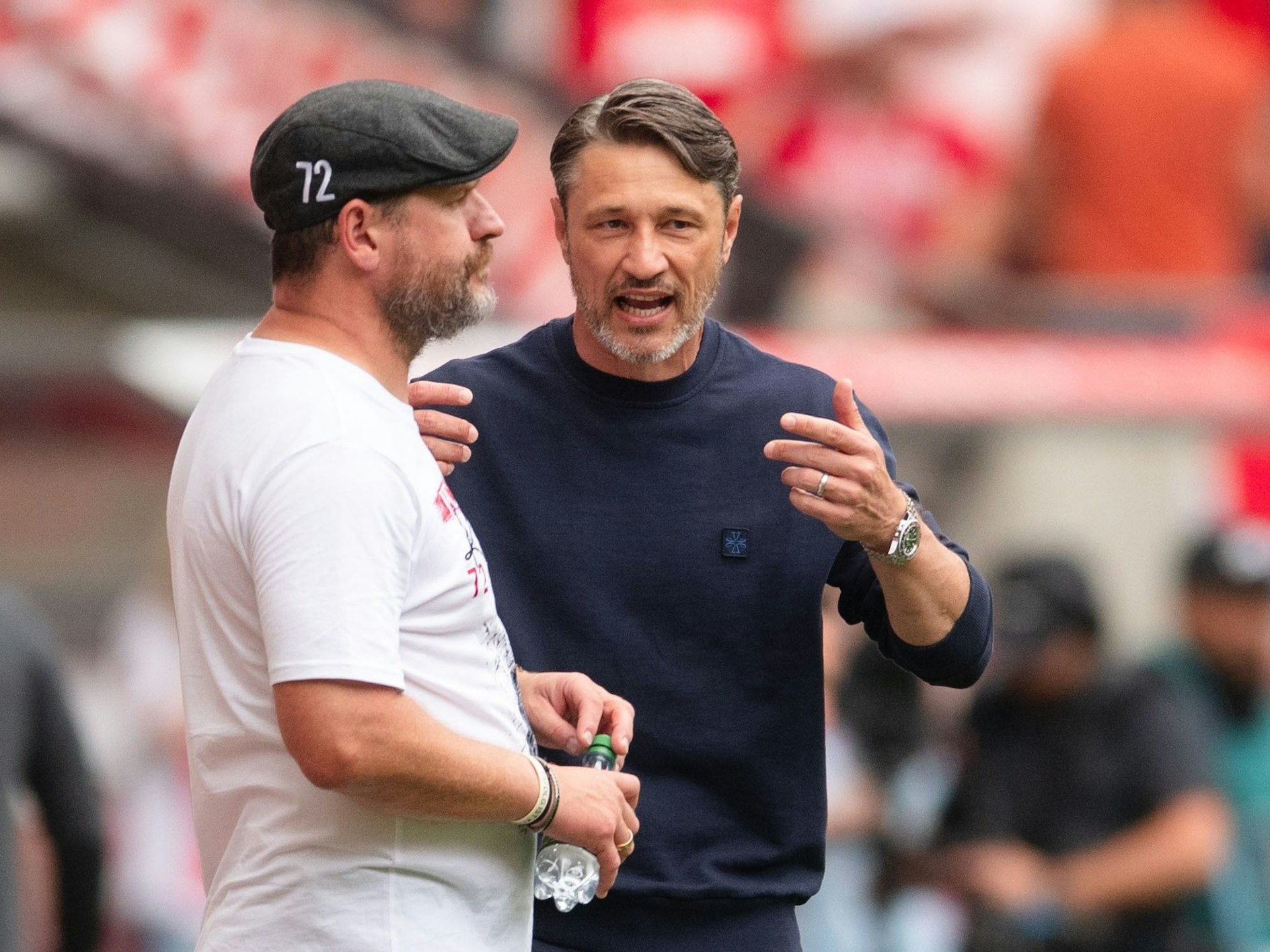 Niko Kovac diskutiert mit FC-Trainer Steffen Baumgart.