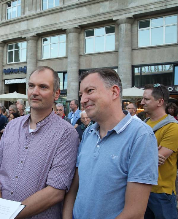 Klaus Schulze Herderling (l) und Peter Bispeling lassen sich am 20. September 2023) beim Gottesdienst in Köln von einem Pfarrer segnen.