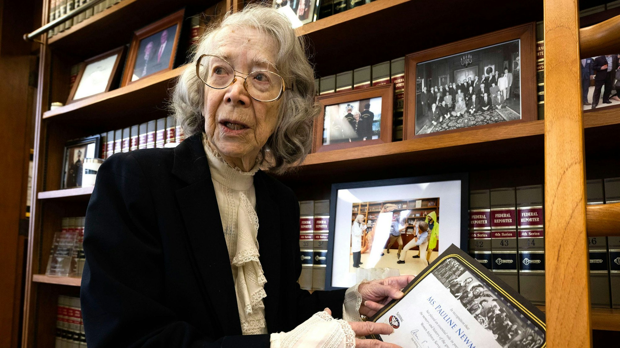 Richterin Pauline Newman, die am US-Berufungsgericht für den Federal Circuit tätig ist, posiert in ihrem Büro.