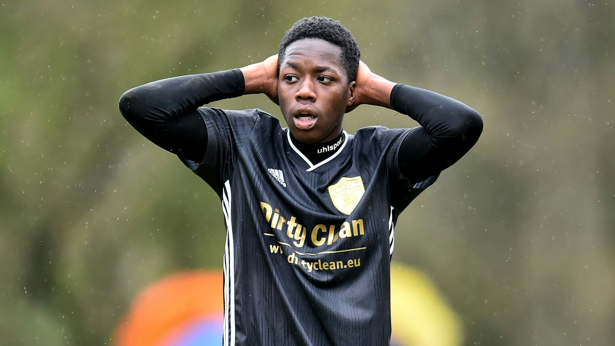 King Samuel Manu schlägt auf dem Platz die Händer über dem Kopf zusammen.