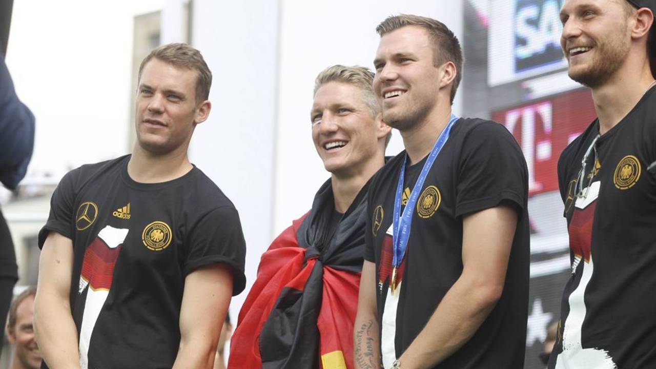 Manuel Neuer, Bastian Schweinsteiger, Kevin Großkreutz und Shkodran Mustafi: Die deutsche Nationalmannschaft feiert den WM-Sieg auf der Fanmeile vor dem Brandenburger Tor.