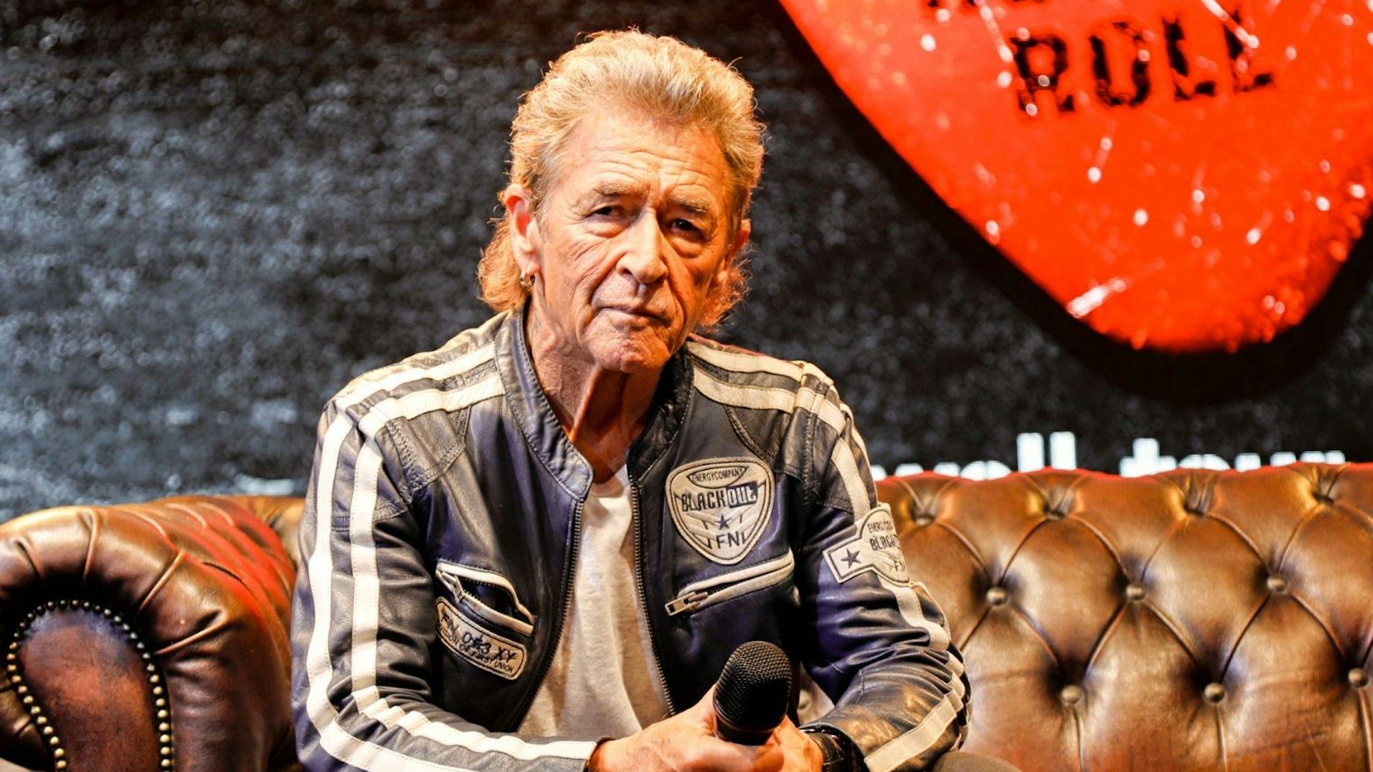 Peter Maffay sitzt im Kölner Music Store auf einem Sofa.
