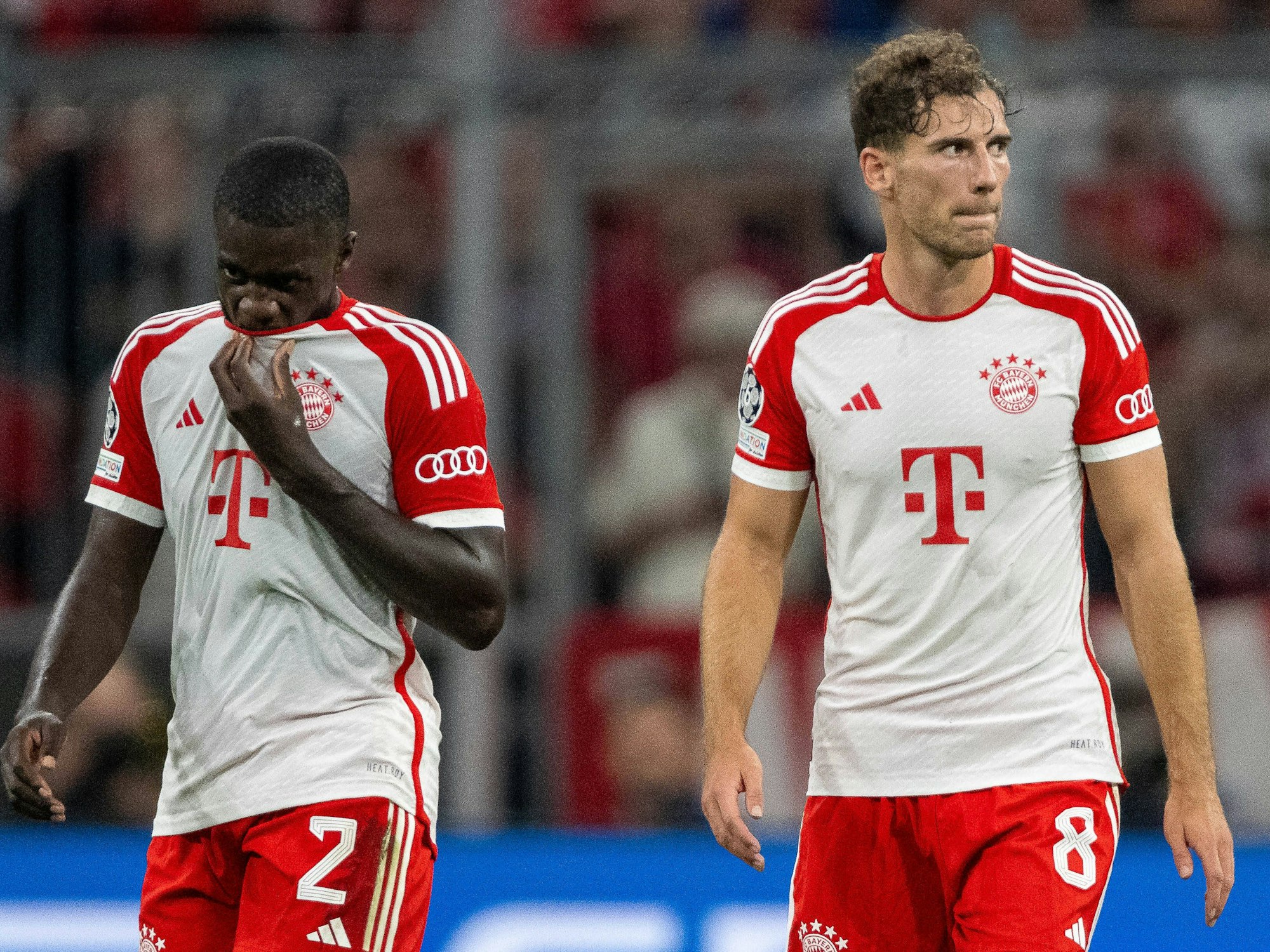 Dayot Upamecano und Leon Goretzka nach dem Tor zum 2:0 für die Bayern gegen Manchester United.