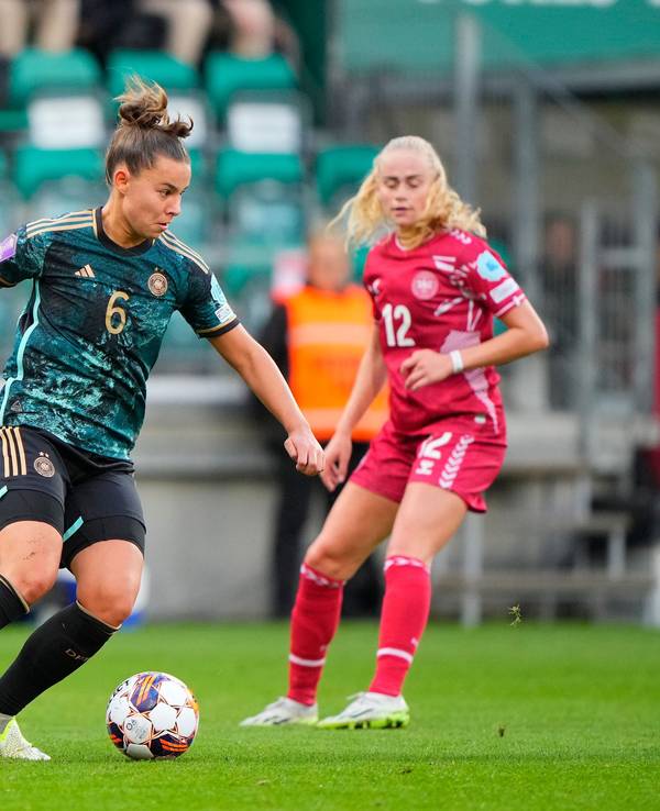 Lena Oberdorf schirmt im Spiel gegen Dänemark den Ball gegen Amalie Vangsgaard ab.