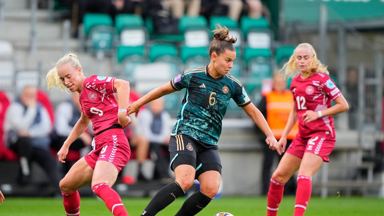 Lena Oberdorf schirmt im Spiel gegen Dänemark den Ball gegen Amalie Vangsgaard ab.