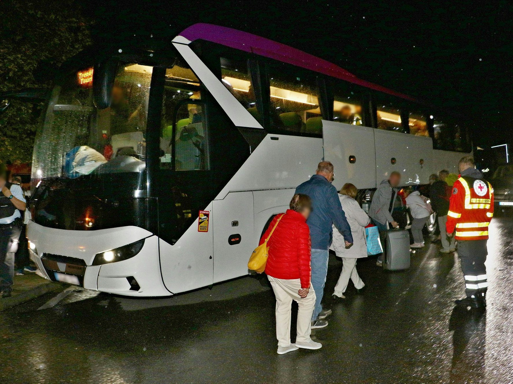 Eine Reisegruppe steht nachts auf dem Parkplatz Gerlinger Höhe an der A 81.