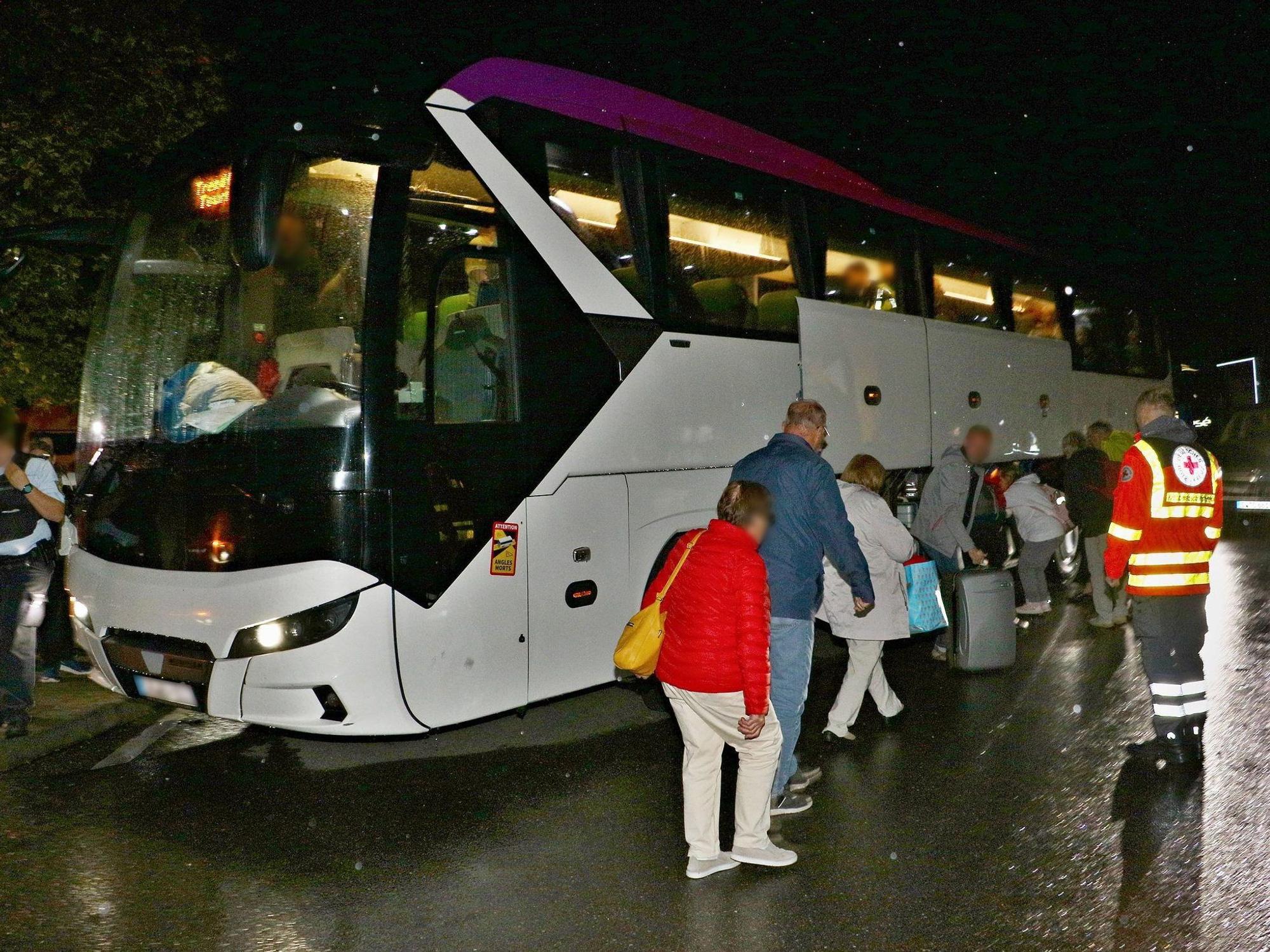Eine Reisegruppe steht nachts auf dem Parkplatz Gerlinger Höhe an der A 81.