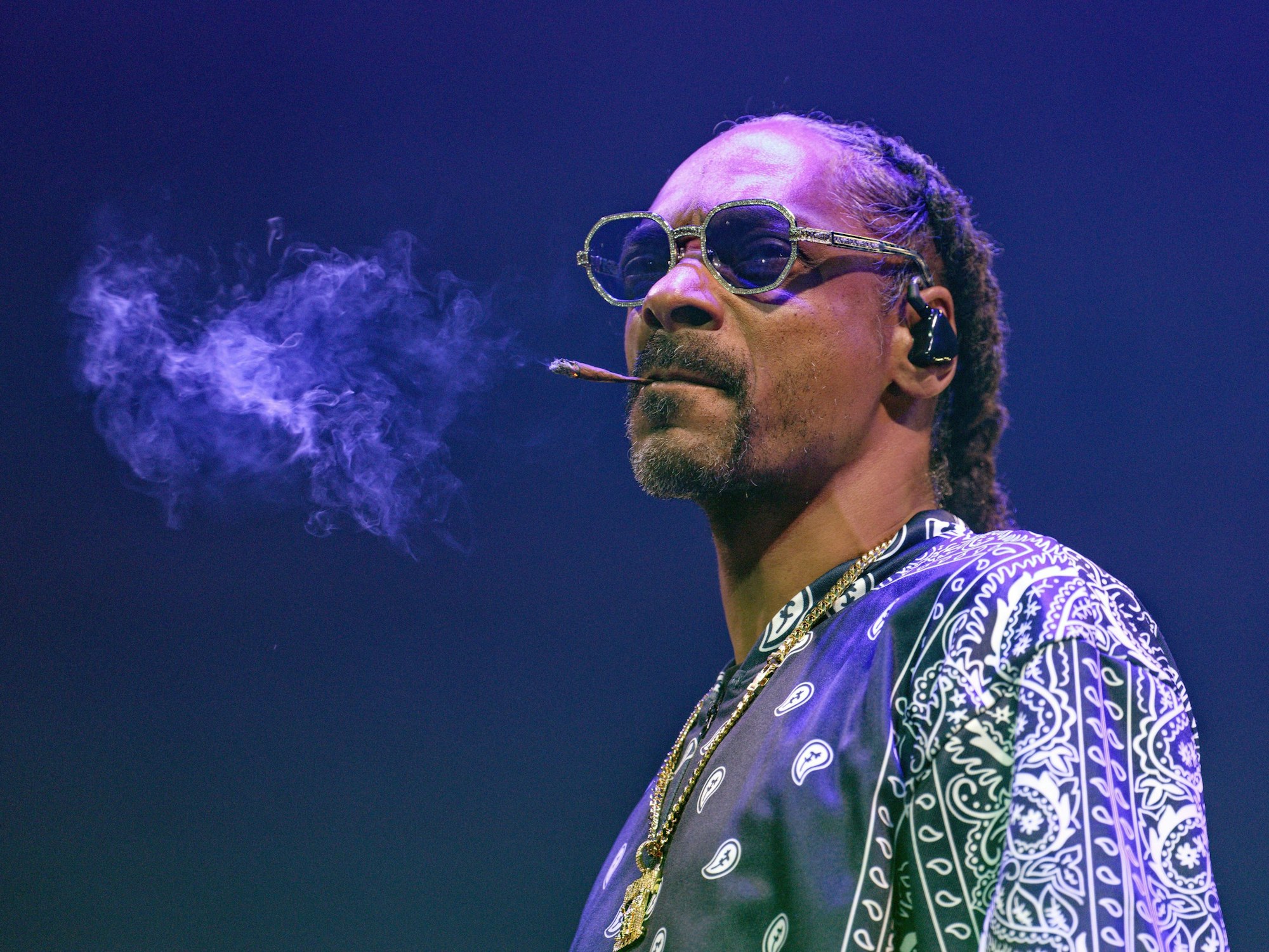 Der Rapper Snoop Dogg steht bei einem Konzert in der Lanxess Arena auf der Bühne.