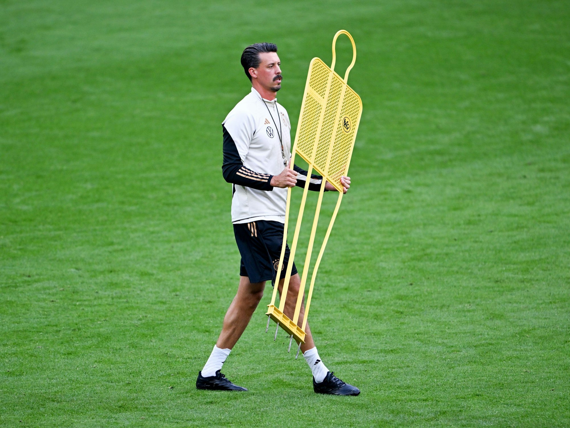 Interims-Co-Trainer Sandro Wagner bereitet das Training vor.