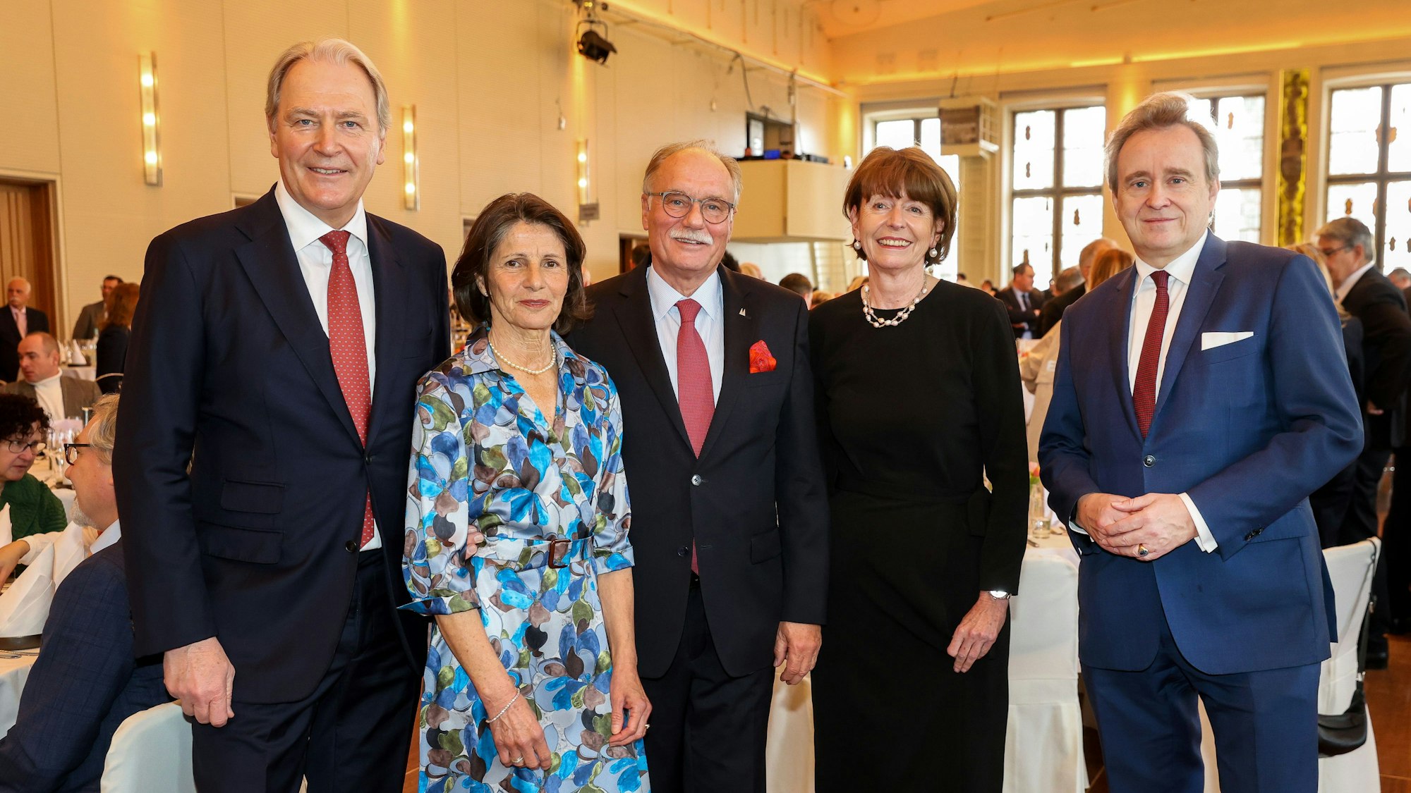 Drei Männer und zwei Frauen haben sich nebeneinander zum Gruppenfoto aufgestellt.