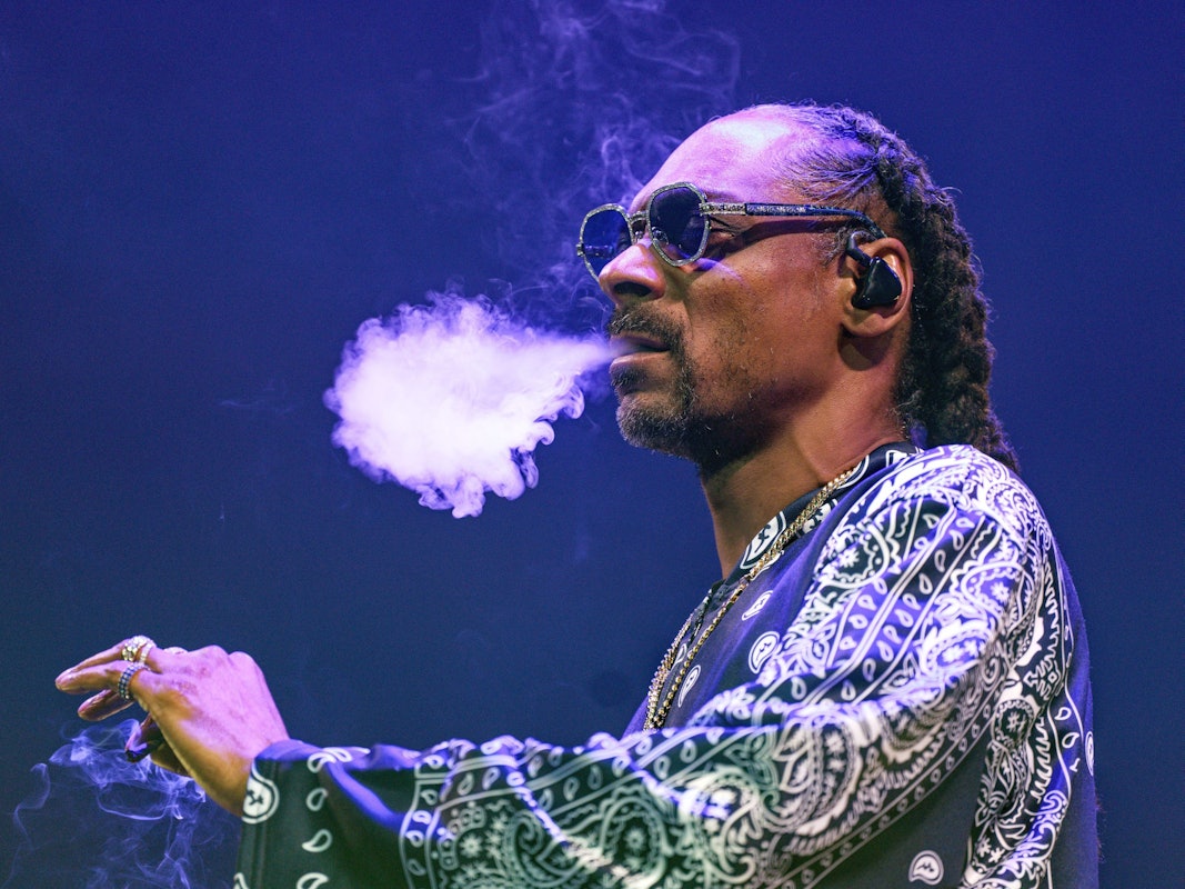 Der Rapper Snoop Dogg steht bei einem Konzert in der Lanxess Arena auf der Bühne.