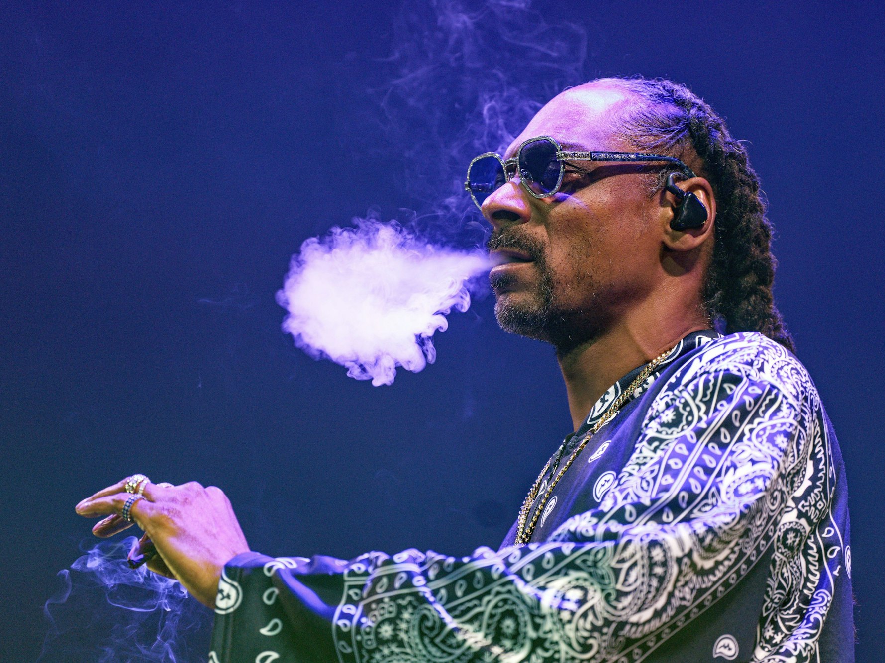 Der Rapper Snoop Dogg steht bei einem Konzert in der Lanxess Arena auf der Bühne.